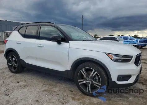 2022 Volvo Xc40 T5 R-Design z USA, uszkodzony, nr VIN YV4162UM6N2731486